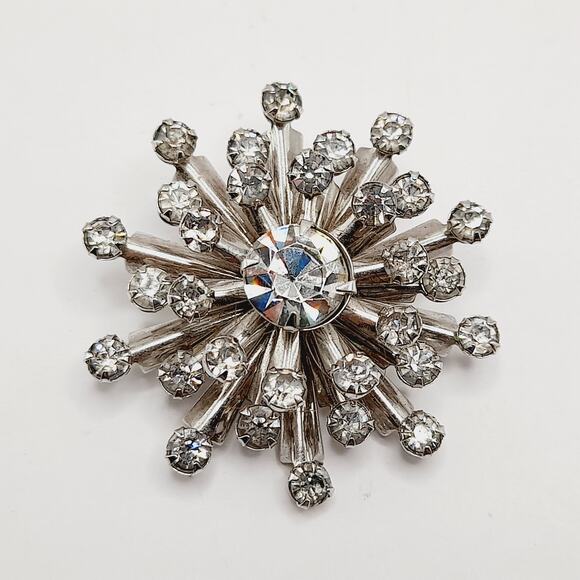 Vintage 1950s Snowflake Rhinestone Brooch, Clear Sparkling Stones, Just Under 2” - Picture 9 of 9